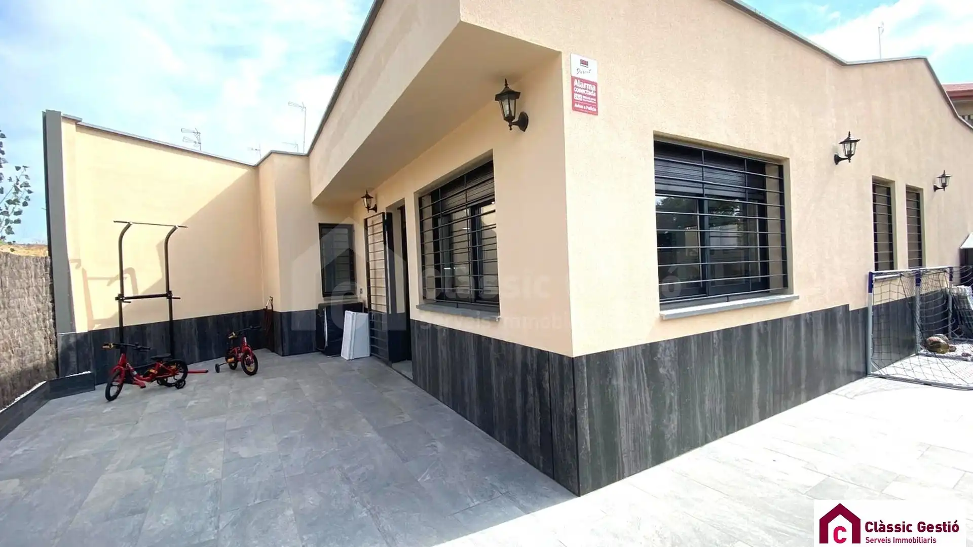 Exterior view of Houses for sale in Terrassa  with Air Conditioner, Heating and Terrace