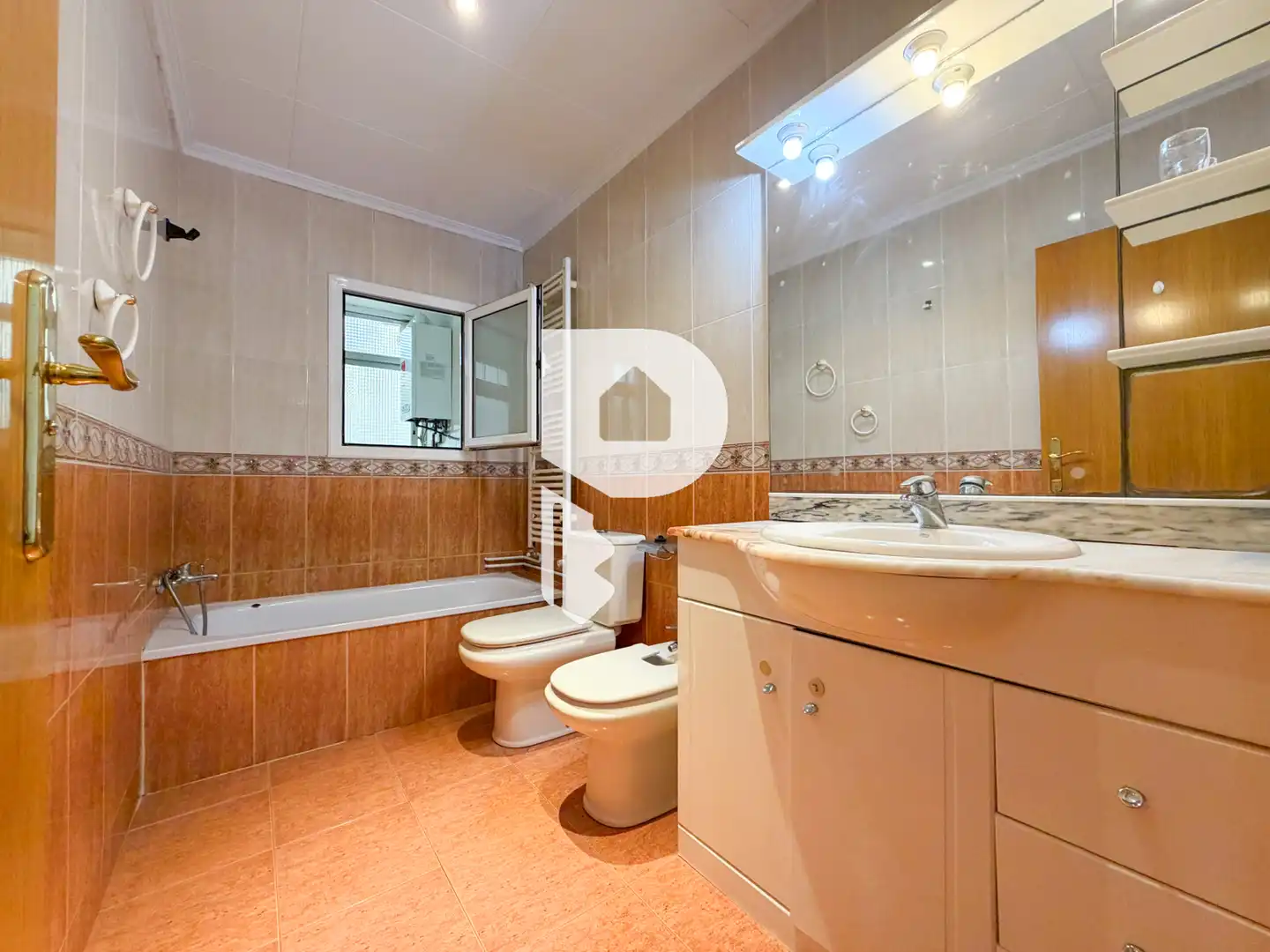 Baño de Piso en venta en Sant Joan Despí con Calefacción, Terraza y Horno