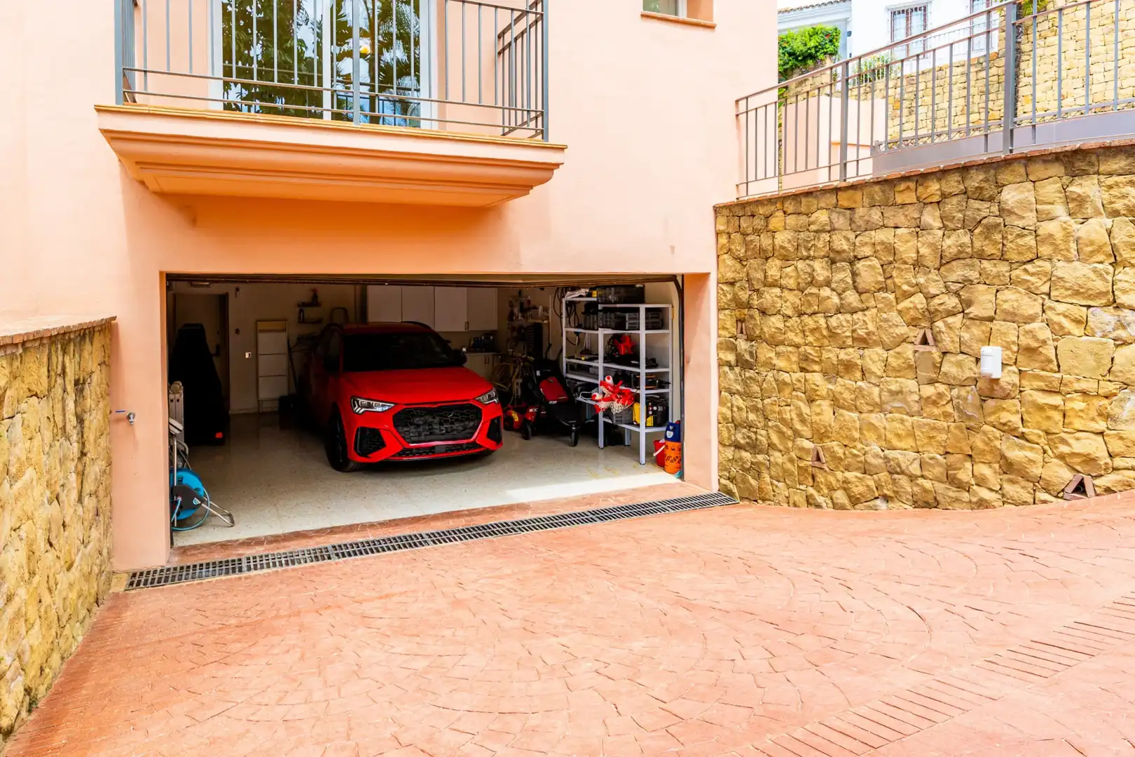 Aparcament de Casa o xalet en venda en Marbella amb Aire condicionat, Jardí privat i Terrassa