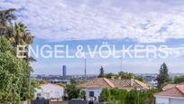 Vista exterior de Casa o xalet en venda en Tomares amb Aire condicionat, Terrassa i Piscina