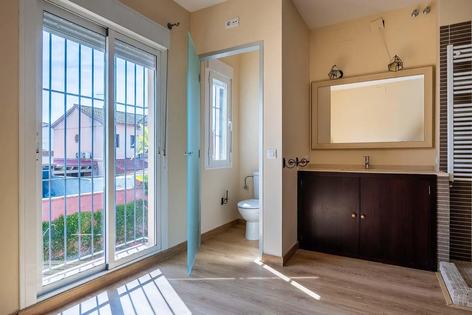 Baño de Casa adosada de alquiler en Espartinas con Aire acondicionado, Calefacción y Jardín privado