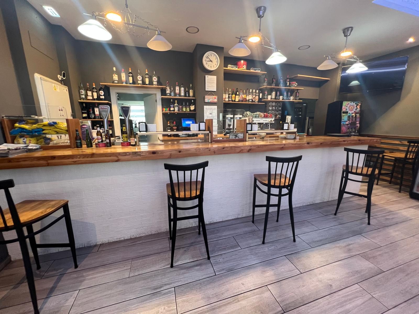 Local en traspas a Avenida Roces, Granda, Rural