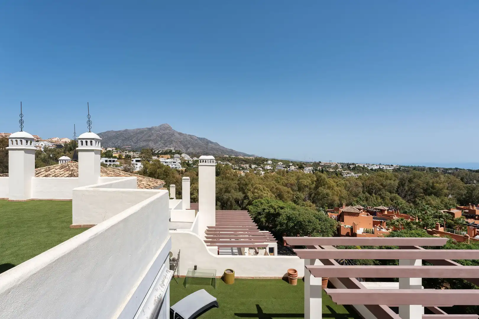Vista exterior de Àtic en venda en Marbella amb Aire condicionat, Terrassa i Traster