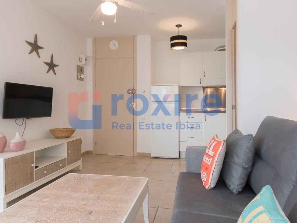 Sala d'estar de Estudi de lloguer en Sant Antoni de Portmany amb Aire condicionat, Terrassa i Rentadora