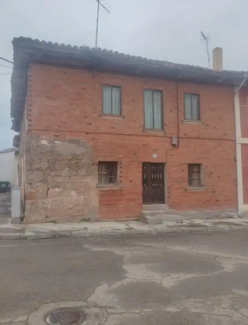 Vista exterior de Casa adosada en venda en Sotresgudo amb Traster i Moblat