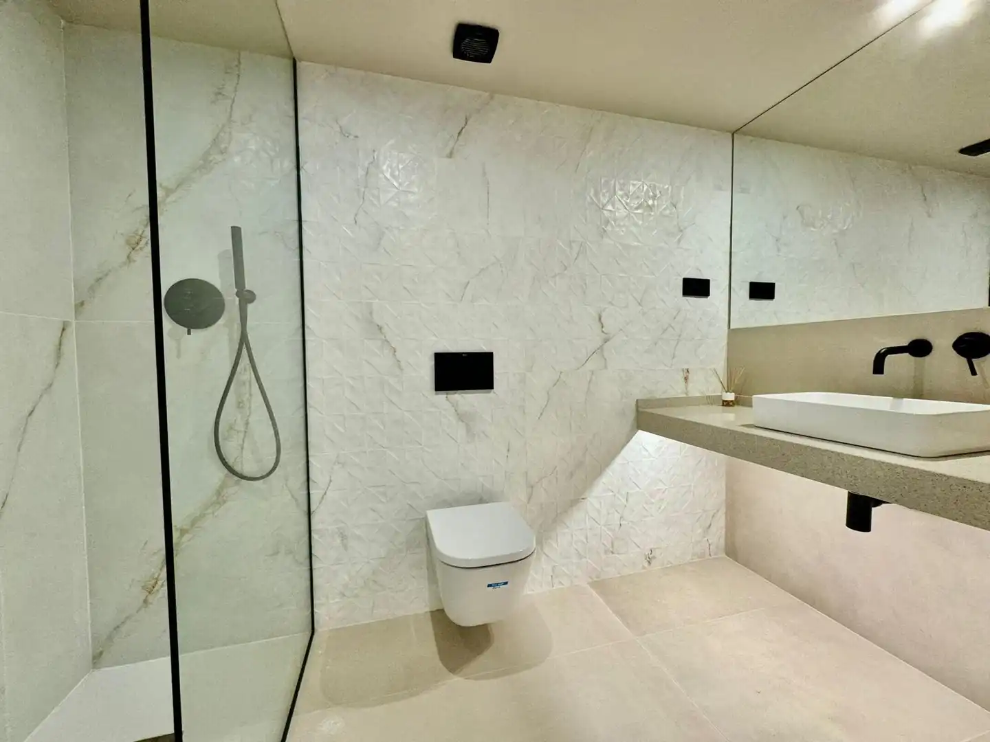 Bathroom of Buildings for sale in Santa Coloma de Gramenet