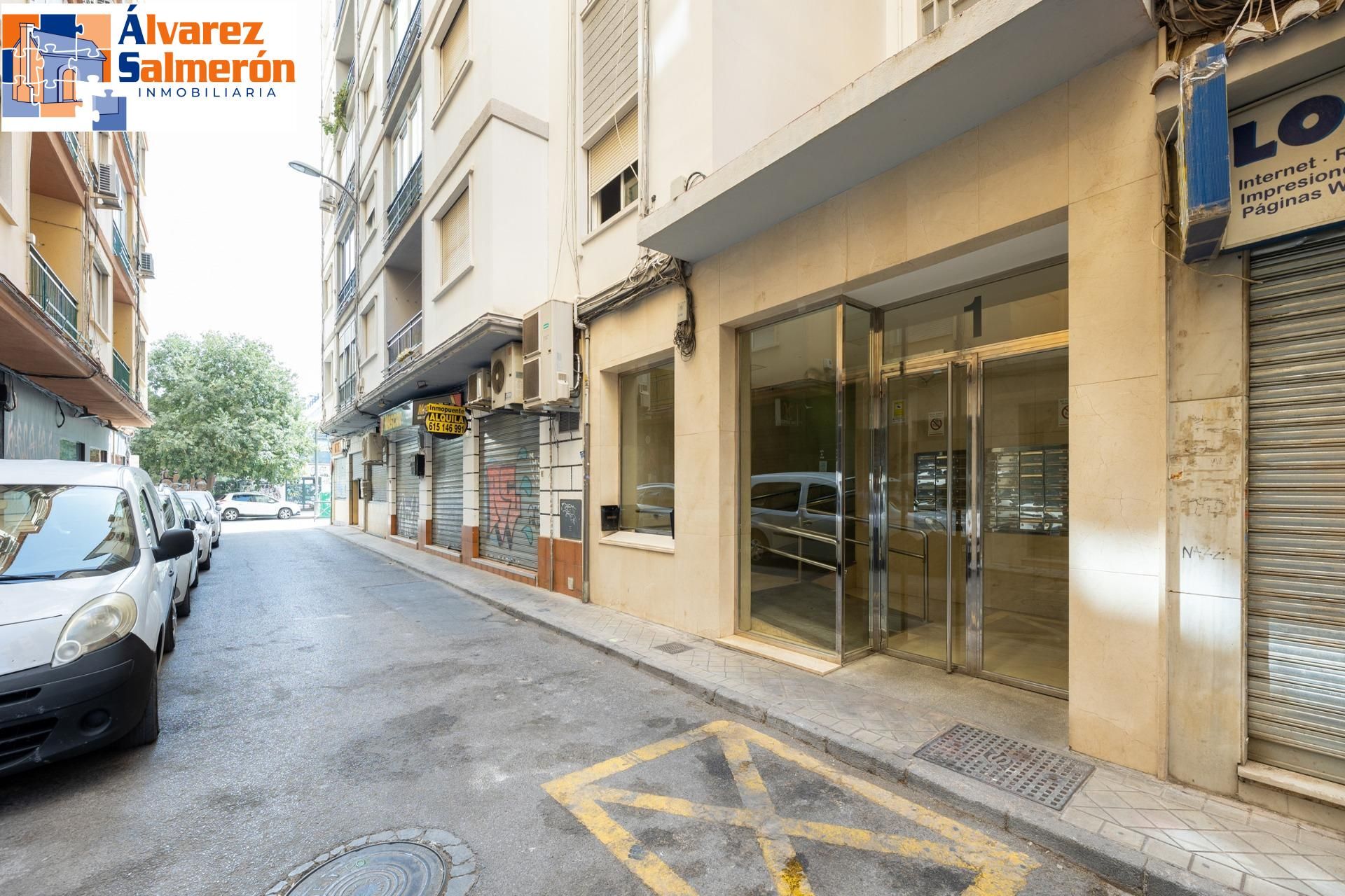 Vista exterior de Pis en venda en  Granada Capital amb Calefacció i Balcó