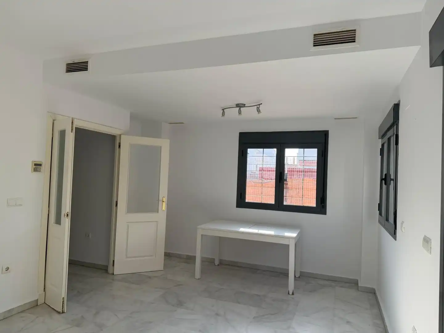 Sala d'estar de Casa adosada en venda en Puerto Real amb Aire condicionat, Terrassa i Traster