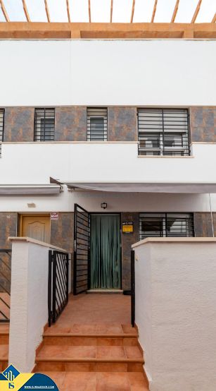 Vista exterior de Dúplex en venda en Guardamar del Segura amb Terrassa, Moblat i Piscina comunitària