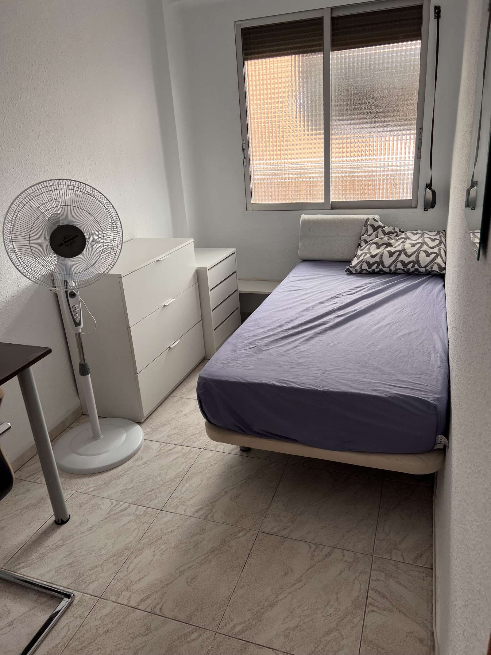 Bedroom of Flat to share in  Valencia Capital  with Air Conditioner and Terrace