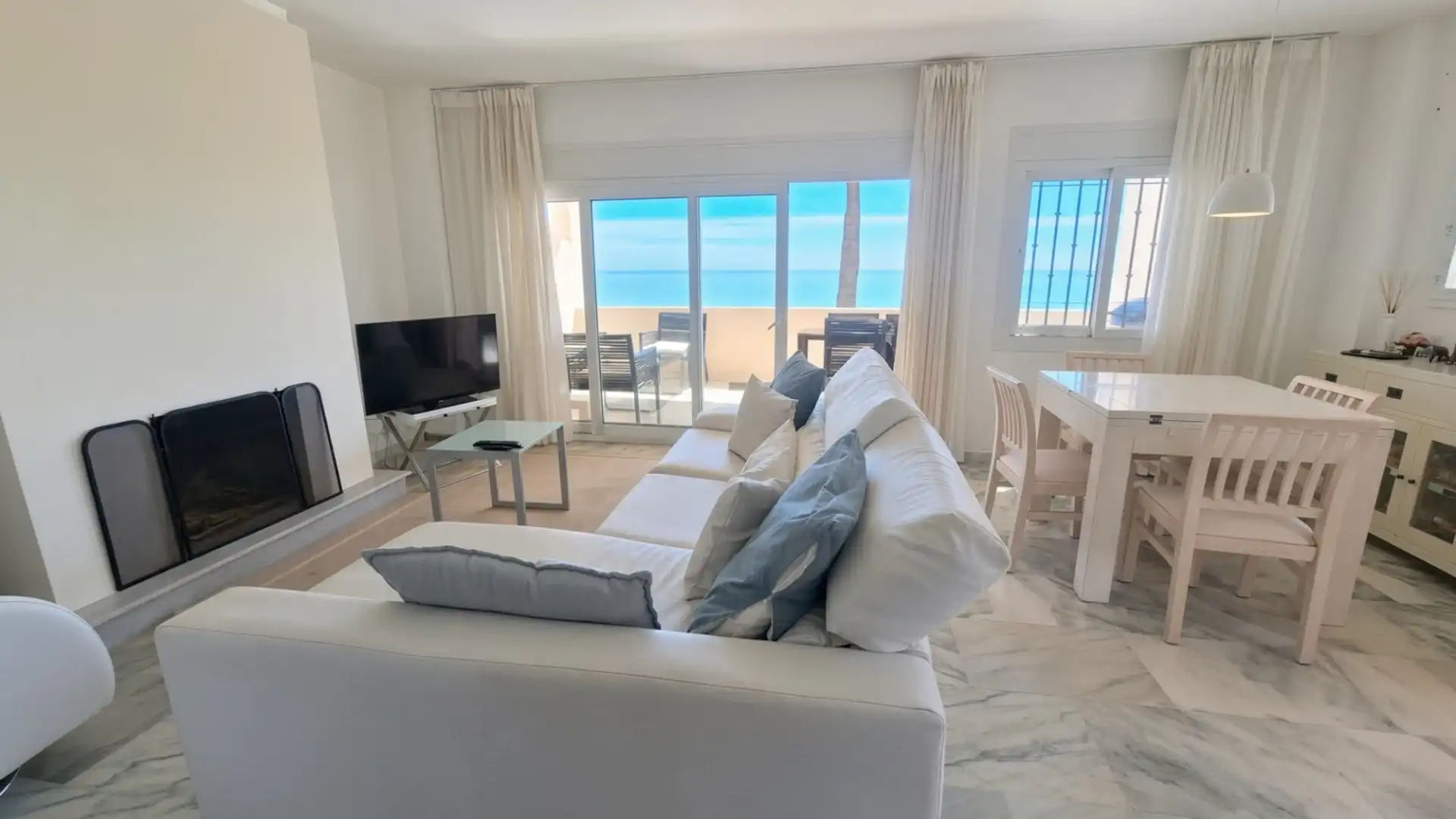 Sala d'estar de Apartament en venda en Estepona amb Aire condicionat, Calefacció i Terrassa