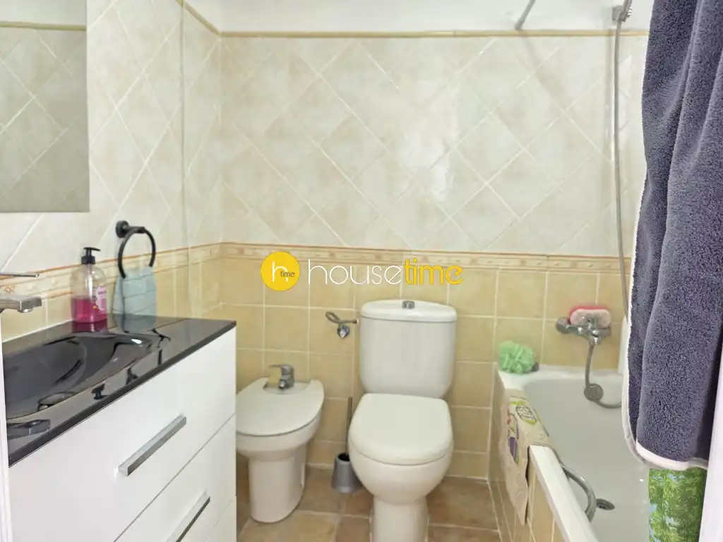 Bathroom of Houses for sale in Santa Coloma de Gramenet