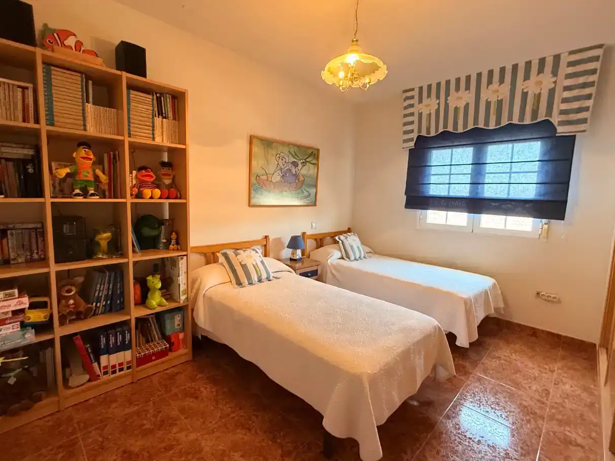 Dormitori de Casa o xalet en venda en Villa del Prado amb Aire condicionat, Jardí privat i Traster