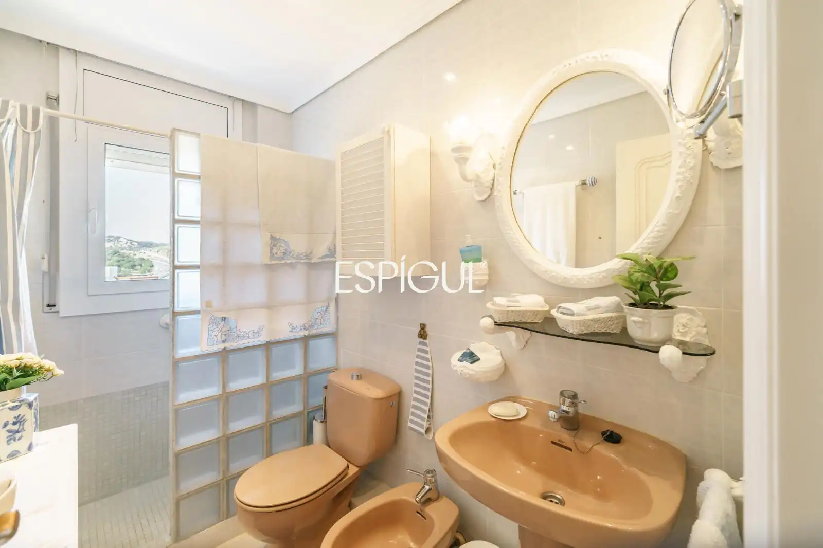 Baño de Casa adosada en venta en Tiana con Aire acondicionado, Calefacción y Jardín privado