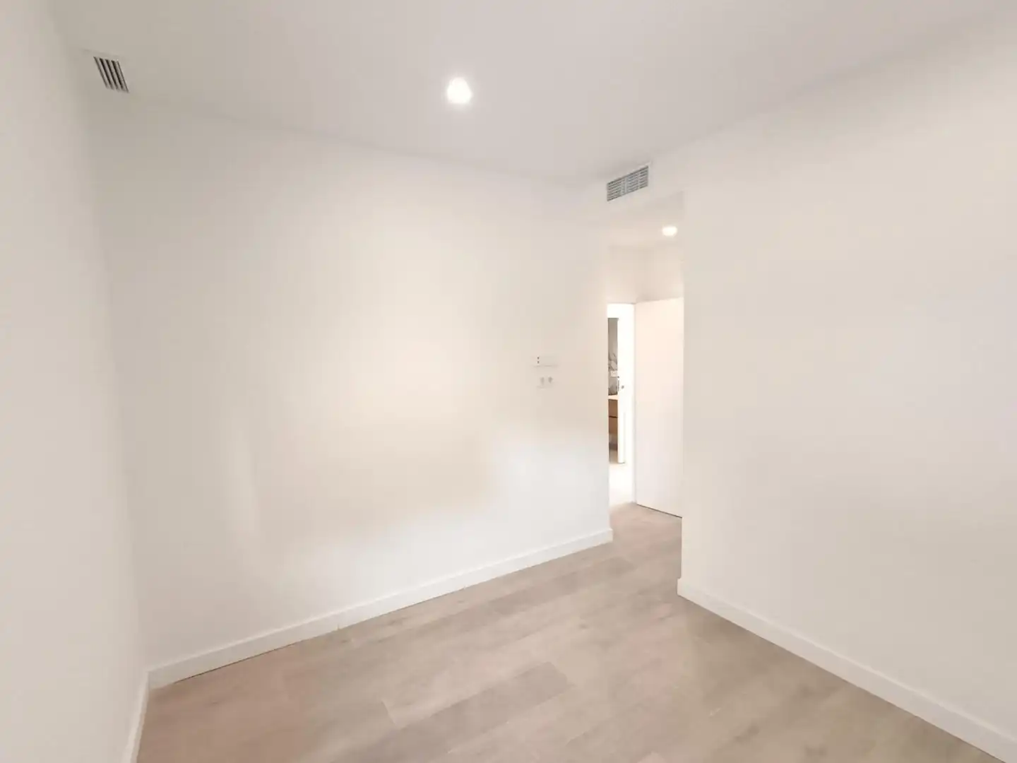 Wohnung zum Verkauf in Sabadell mit Klimaanlage, Terrasse und Abstellraum