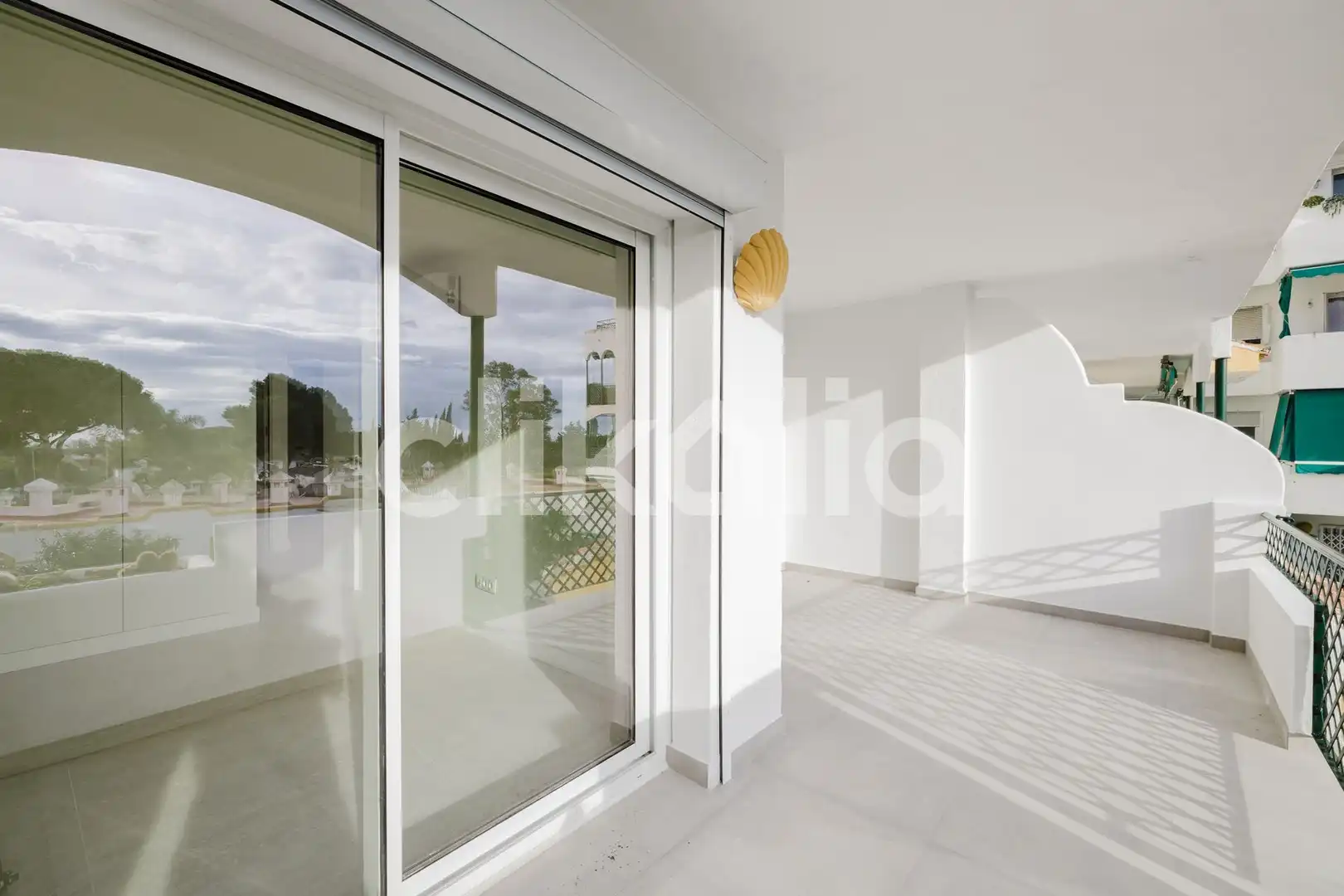 Wohnung zum Verkauf in Marbella mit Klimaanlage, Privatgarten und Terrasse