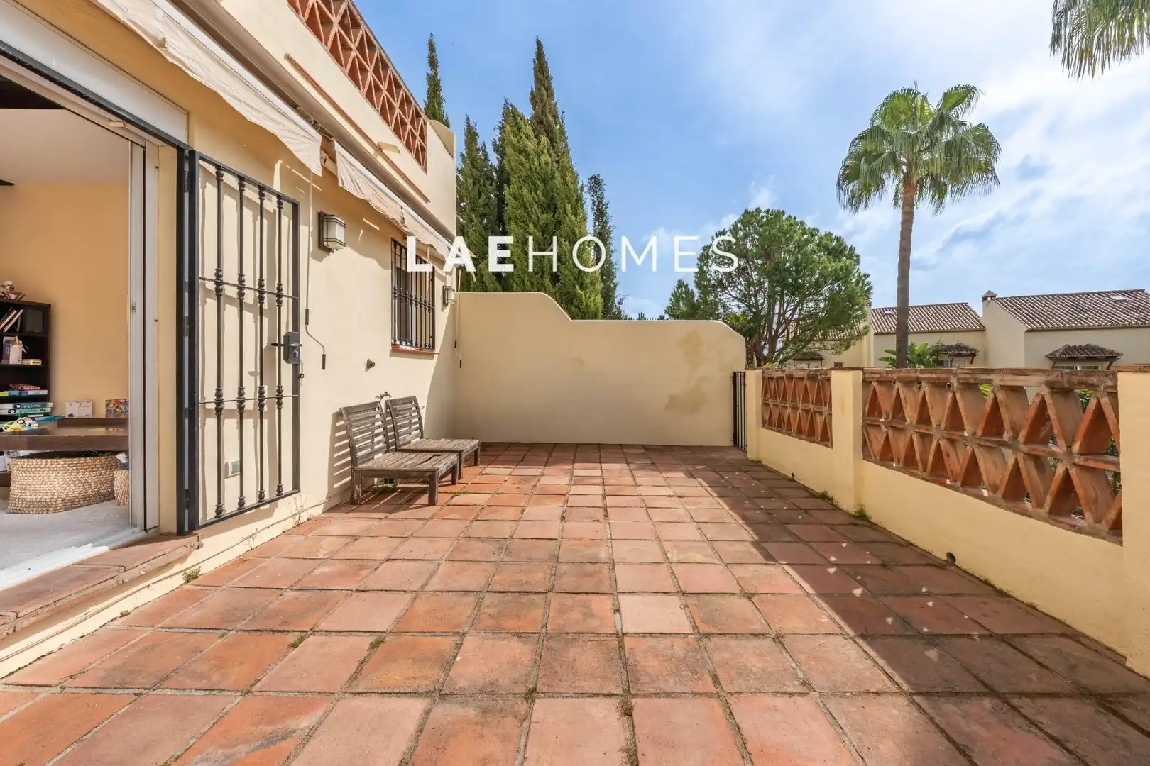 Außenansicht von Wohnungen zum Verkauf in Marbella mit Privatgarten, Terrasse und Gemeinschaftspool
