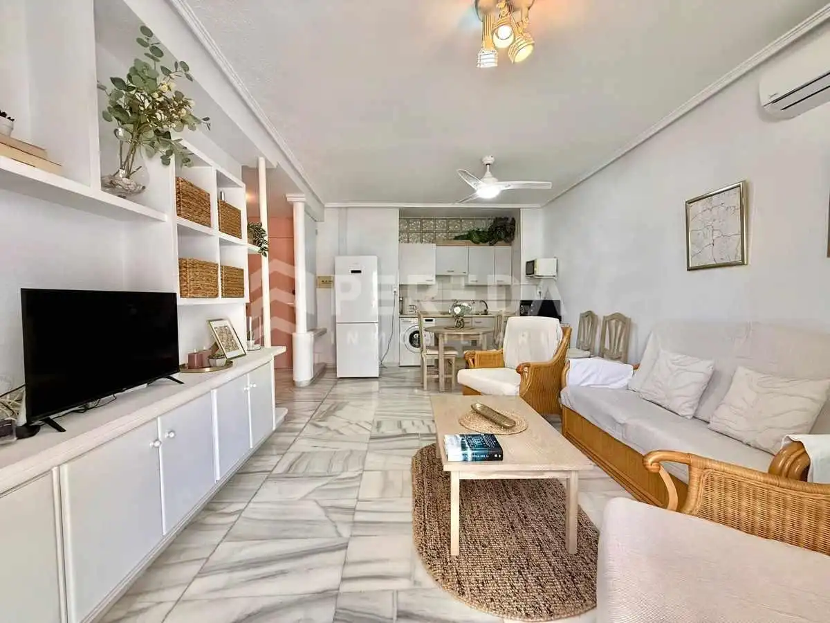 Sala de estar de Apartamento en venta en Roquetas de Mar con Aire acondicionado, Terraza y Amueblado
