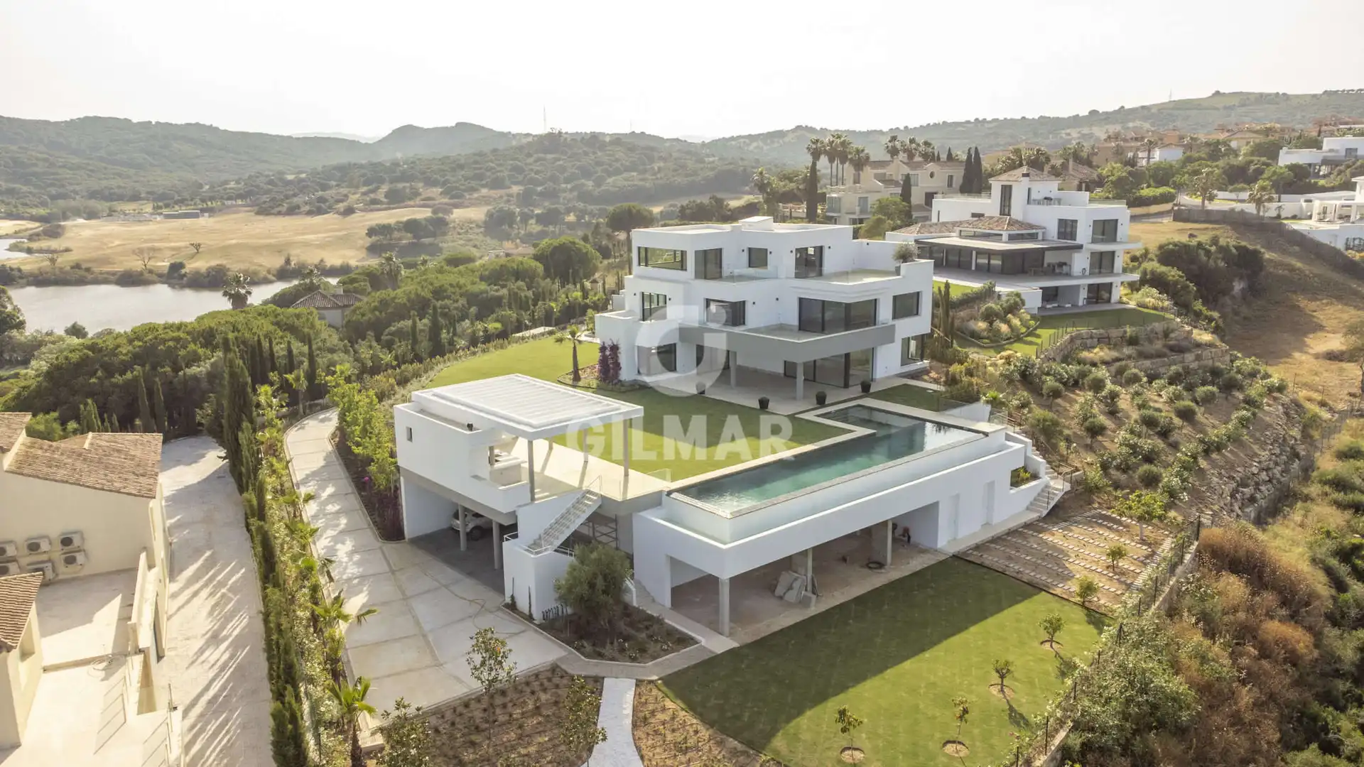 Vista exterior de Casa o xalet en venda en Sotogrande amb Calefacció, Jardí privat i Piscina