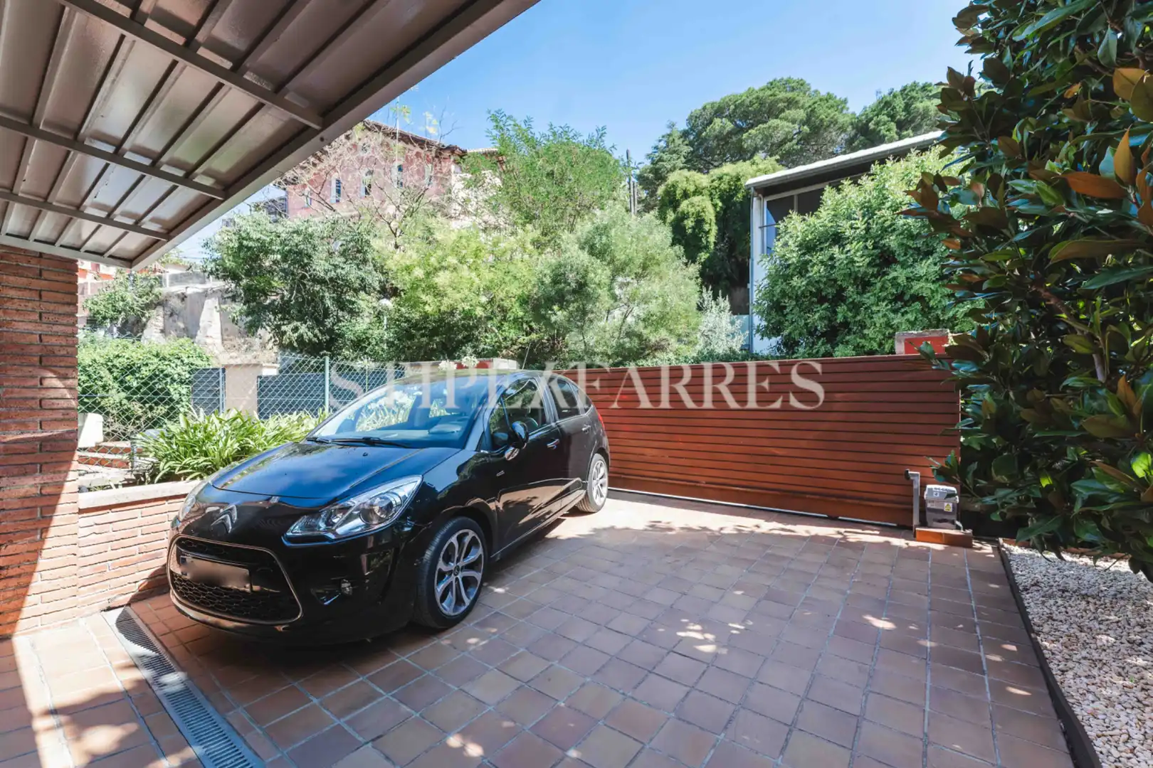 Außenansicht von Haus oder Chalet zum Verkauf in Barcelona mit Klimaanlage, Heizung und Privatgarten