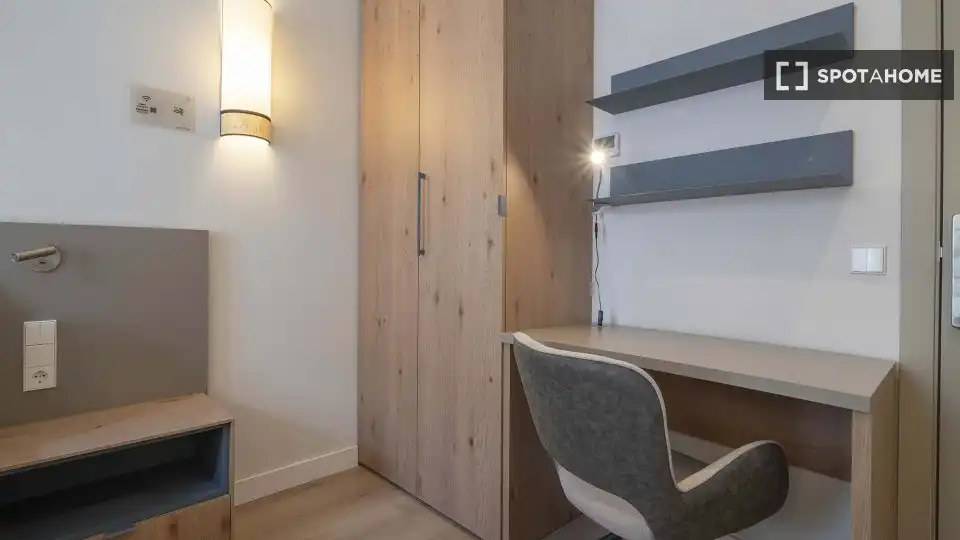Bedroom of Houses for share in Madrid  with Air Conditioner, Terrace and Furnished