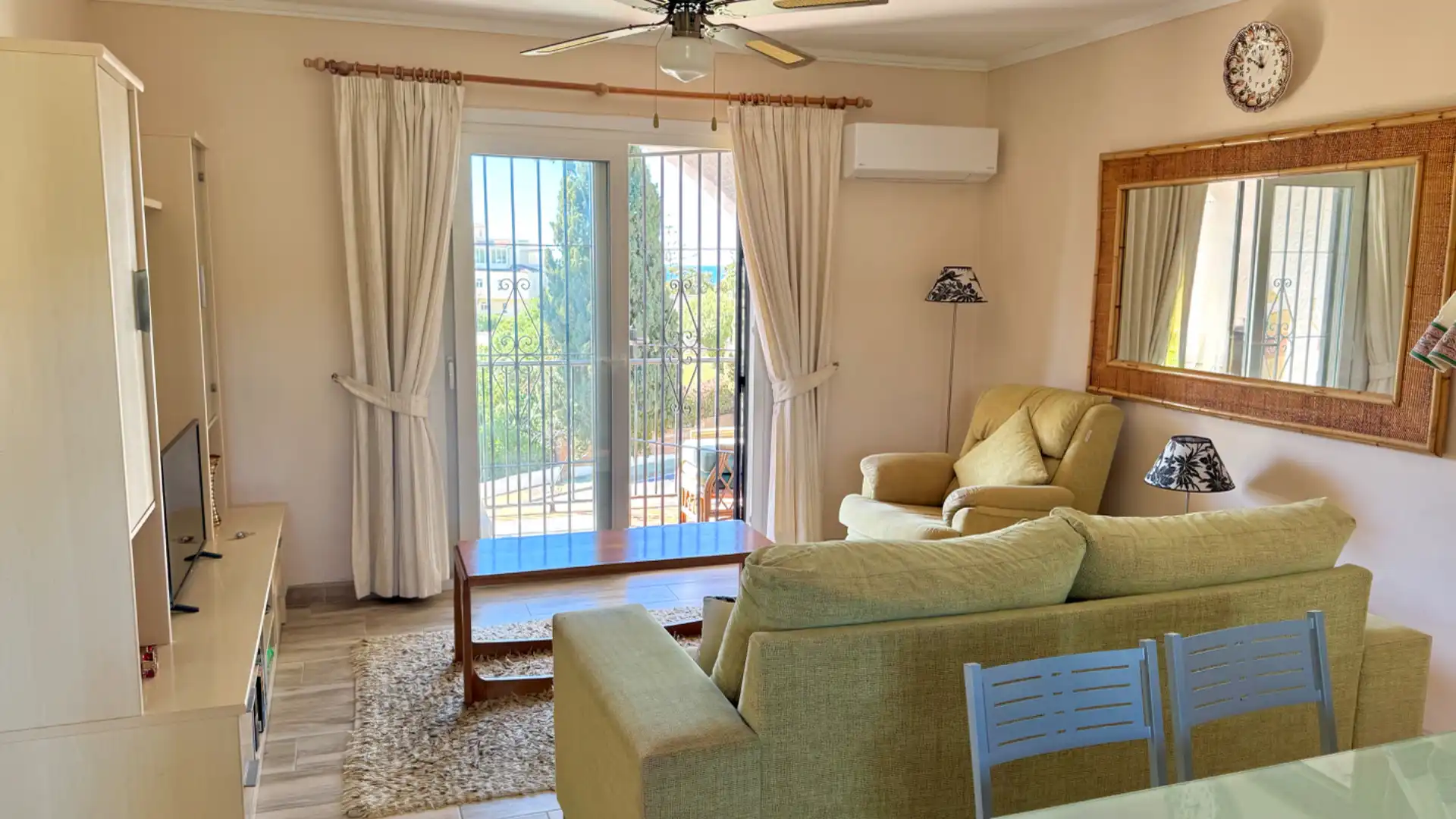 Living room of Flat for sale in Mijas  with Air Conditioner, Terrace and Furnished