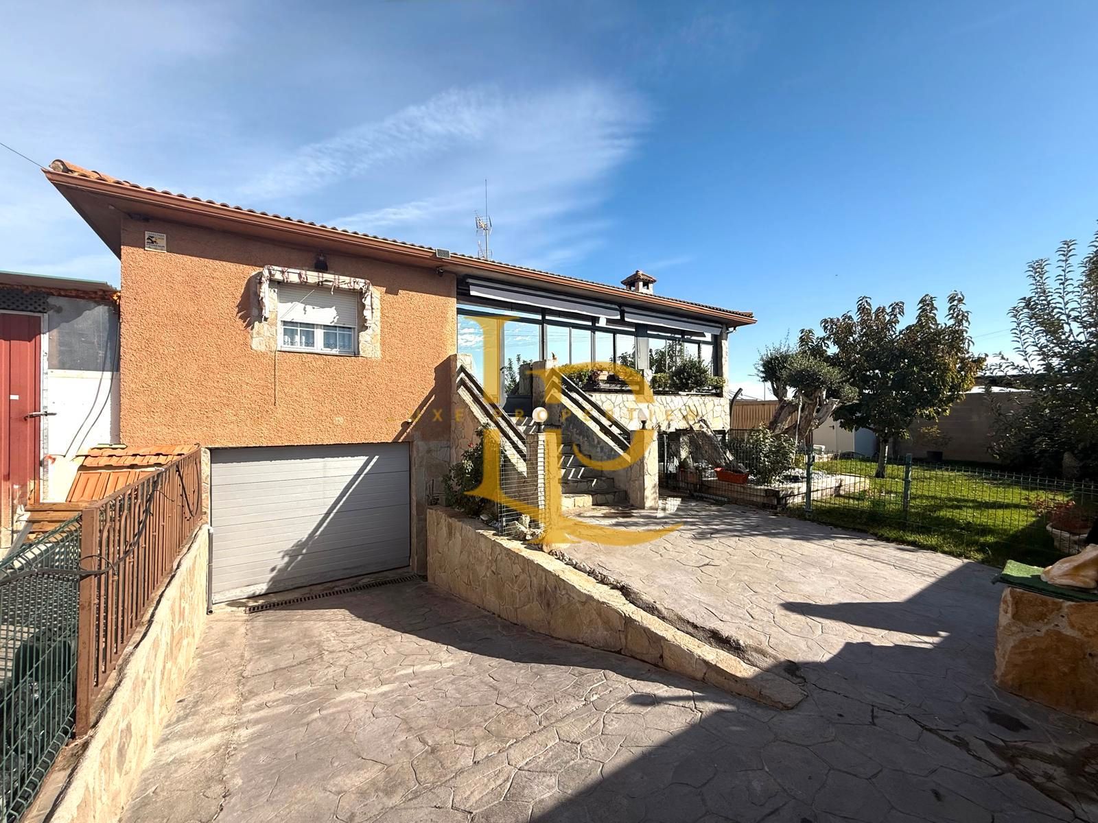 Vista exterior de Casa o xalet en venda en Torrejón del Rey amb Aire condicionat, Calefacció i Jardí privat