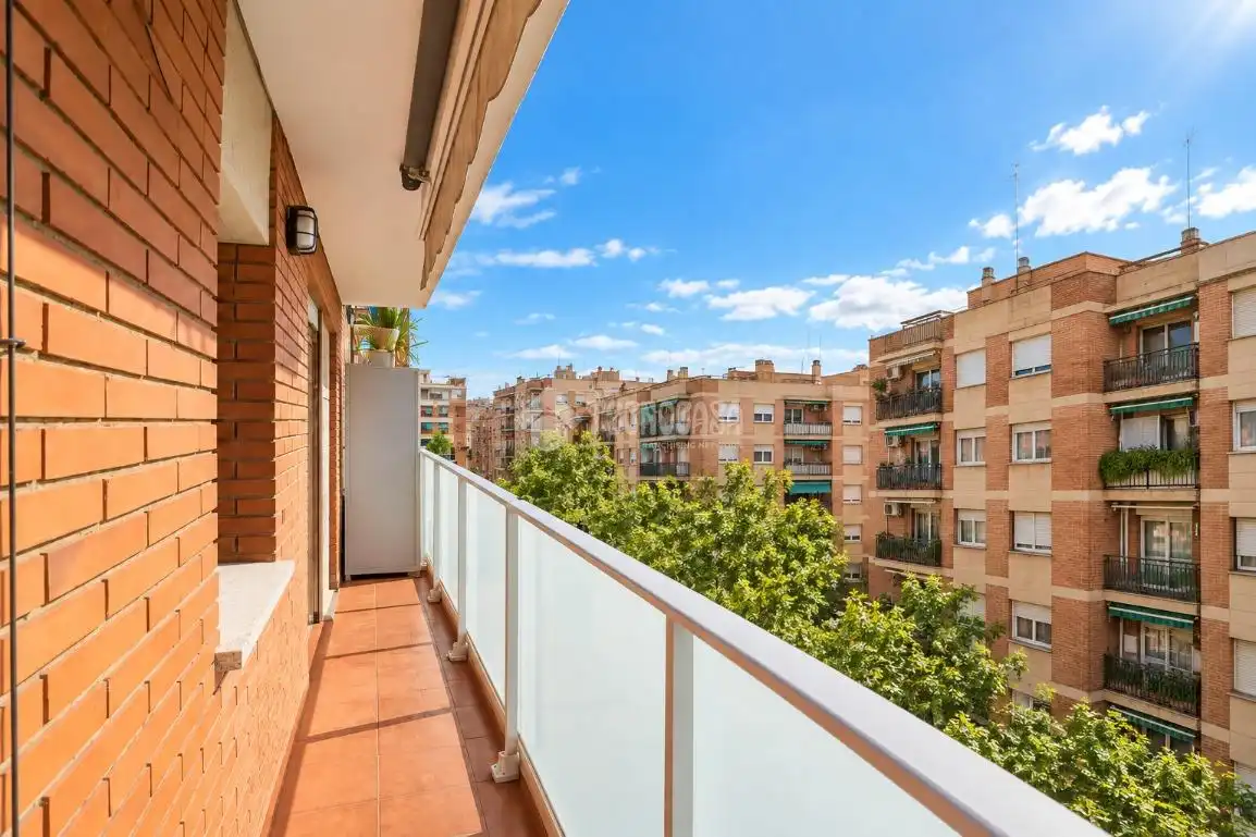 Piso con terraza en venta en Nou Barris