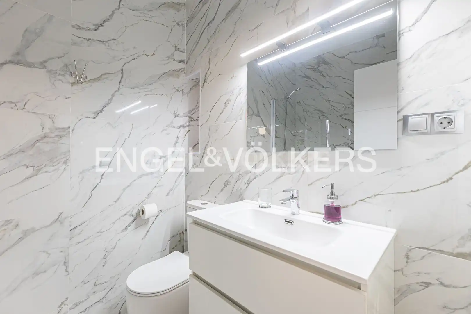 Baño de Ático de alquiler en Barcelona con Aire acondicionado, Calefacción y Parquet