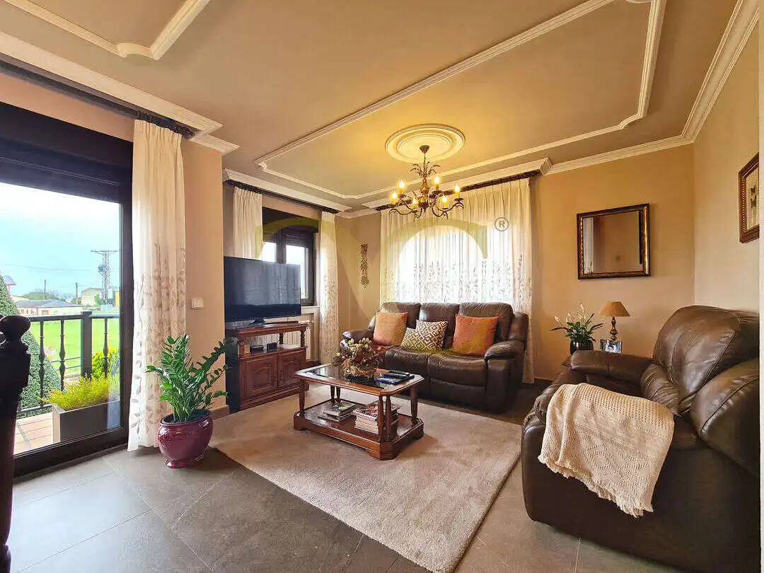 Sala d'estar de Casa o xalet en venda en Tapia de Casariego amb Calefacció, Jardí privat i Terrassa