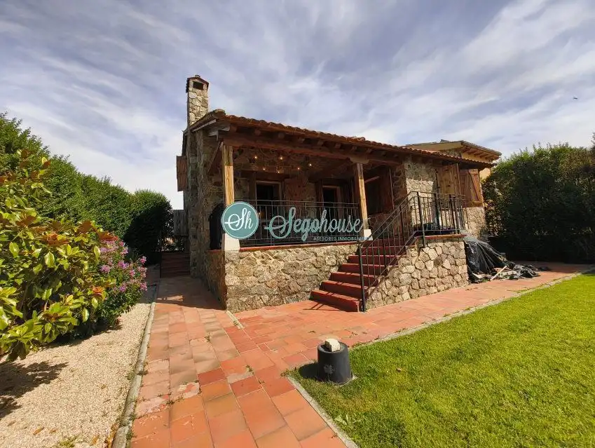 Vista exterior de Casa o chalet en venta en Palazuelos de Eresma con Calefacción, Terraza y Amueblado