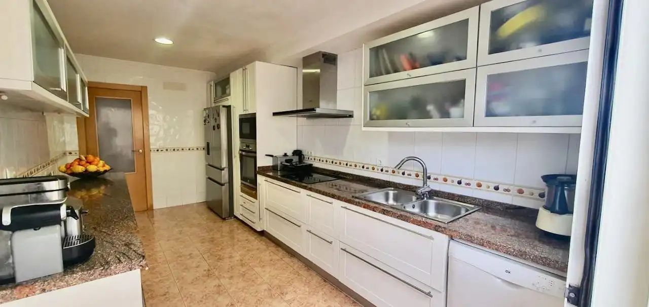 Cuina de Casa o xalet en venda en L'Alfàs del Pi amb Aire condicionat, Jardí privat i Terrassa