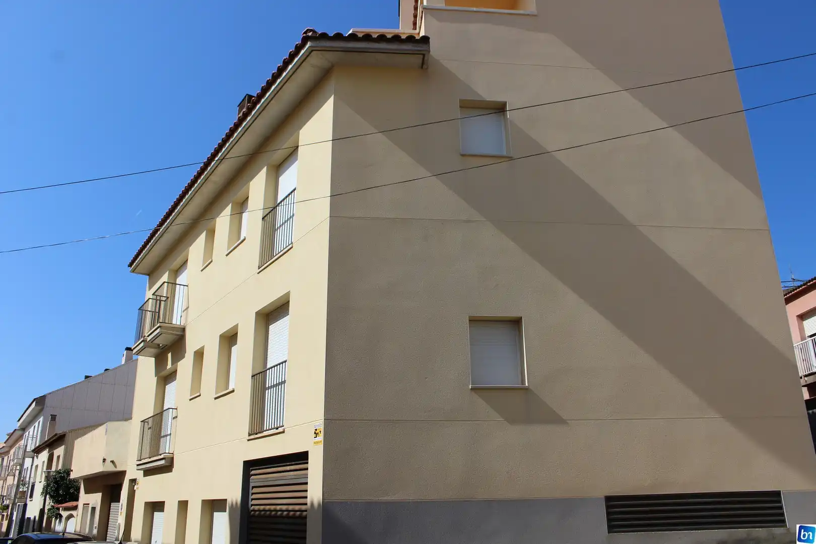 Außenansicht von Wohnung zum Verkauf in Roda de Berà mit Ofen und Alarm