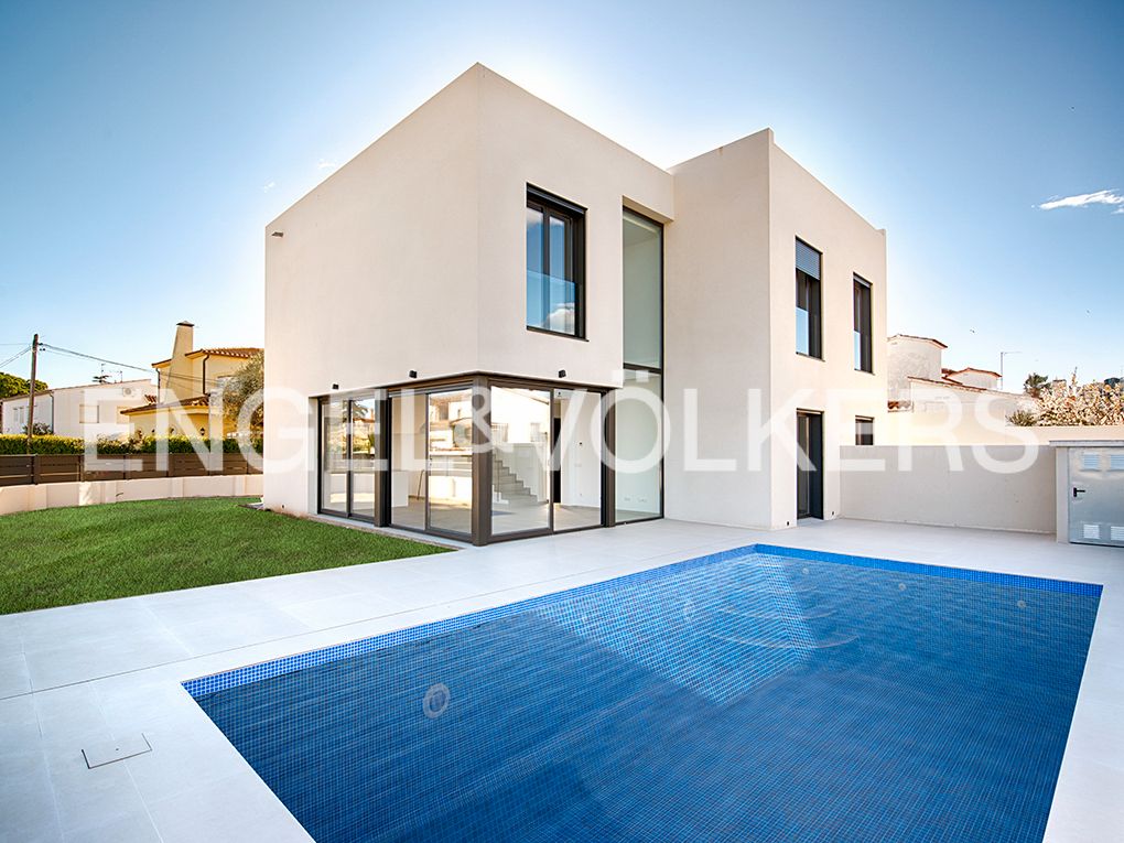 Vista exterior de Casa adosada en venda en Empuriabrava amb Aire condicionat, Jardí privat i Piscina