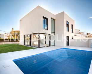 Vista exterior de Casa adosada en venda en Empuriabrava amb Aire condicionat, Jardí privat i Piscina