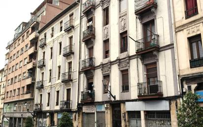 Vista exterior de Pis en venda en Bilbao  amb Calefacció