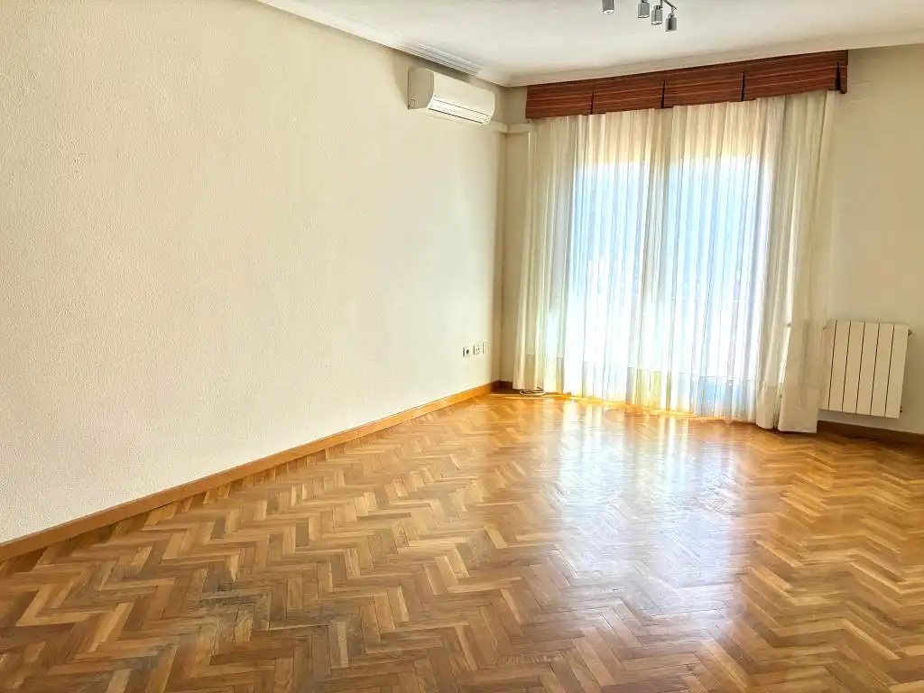 Schlafzimmer von Wohnung zur Miete in Sevilla la Nueva mit Klimaanlage, Heizung und Abstellraum
