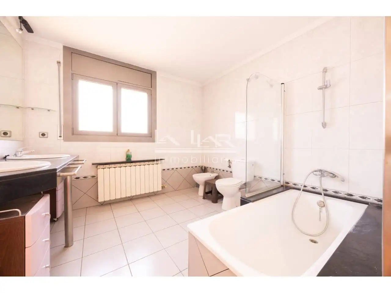 Bathroom of Flat for sale in Vic  with Heating, Parquet flooring and Storage room