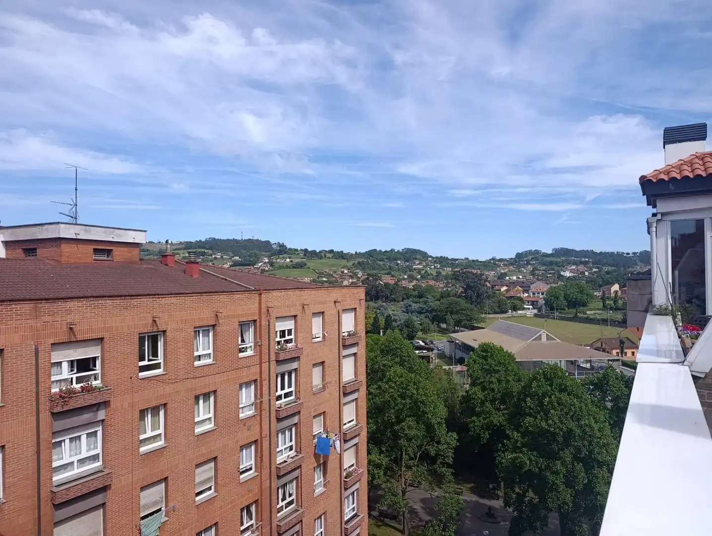 Vista exterior de Àtic en venda en Gijón  amb Aire condicionat, Calefacció i Terrassa