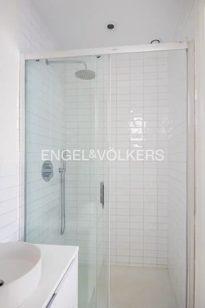 Badezimmer von Wohnung zur Miete in Sevilla mit Klimaanlage, Heizung und Parkett