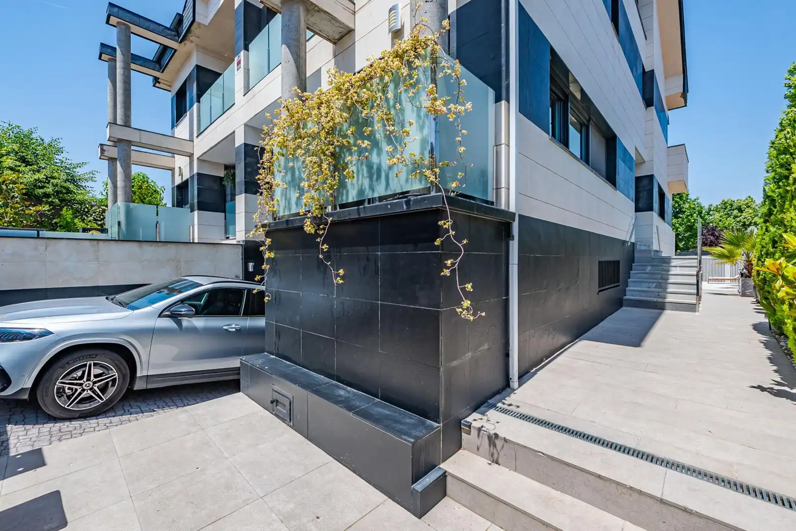 Vista exterior de Casa adosada en venta en Pozuelo de Alarcón con Aire acondicionado, Calefacción y Piscina