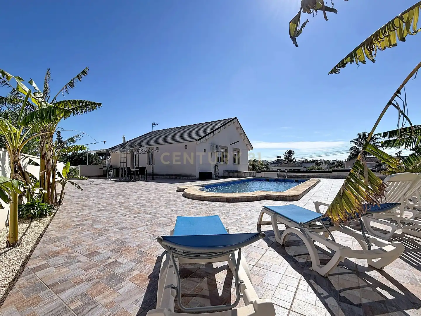 Vista exterior de Casa o xalet en venda en Torrevieja amb Aire condicionat, Traster i Piscina