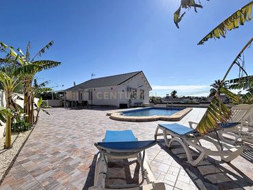Maison avec piscine à vendre à Avenida Angel Garcia Rogel, 27, Torrevieja, Spain