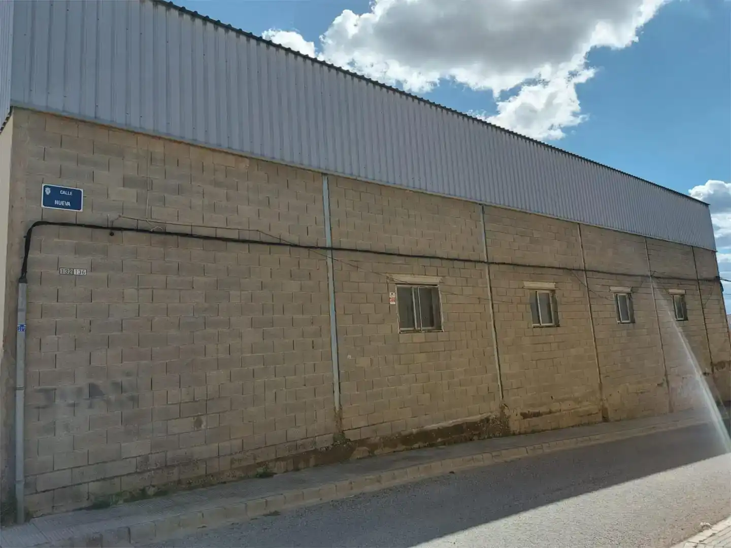 Vista exterior de Nau industrial de lloguer en La Roda