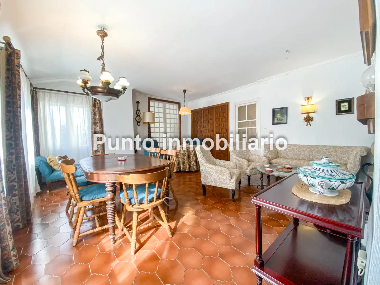 Sala d'estar de Casa o xalet en venda en Valladolid amb Jardí privat i Terrassa