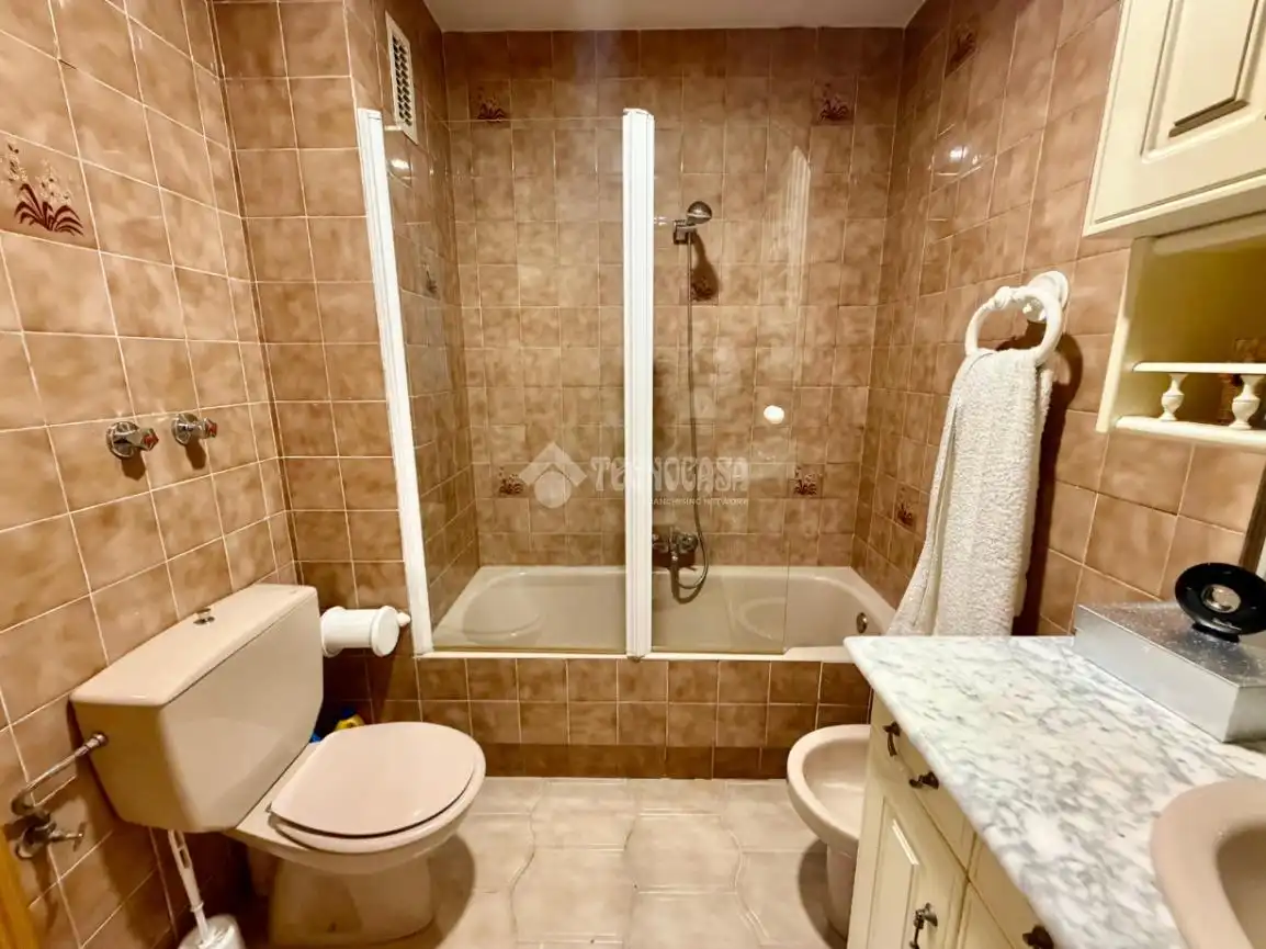 Bathroom of Flat for sale in León Capital   with Heating, Parquet flooring and Terrace