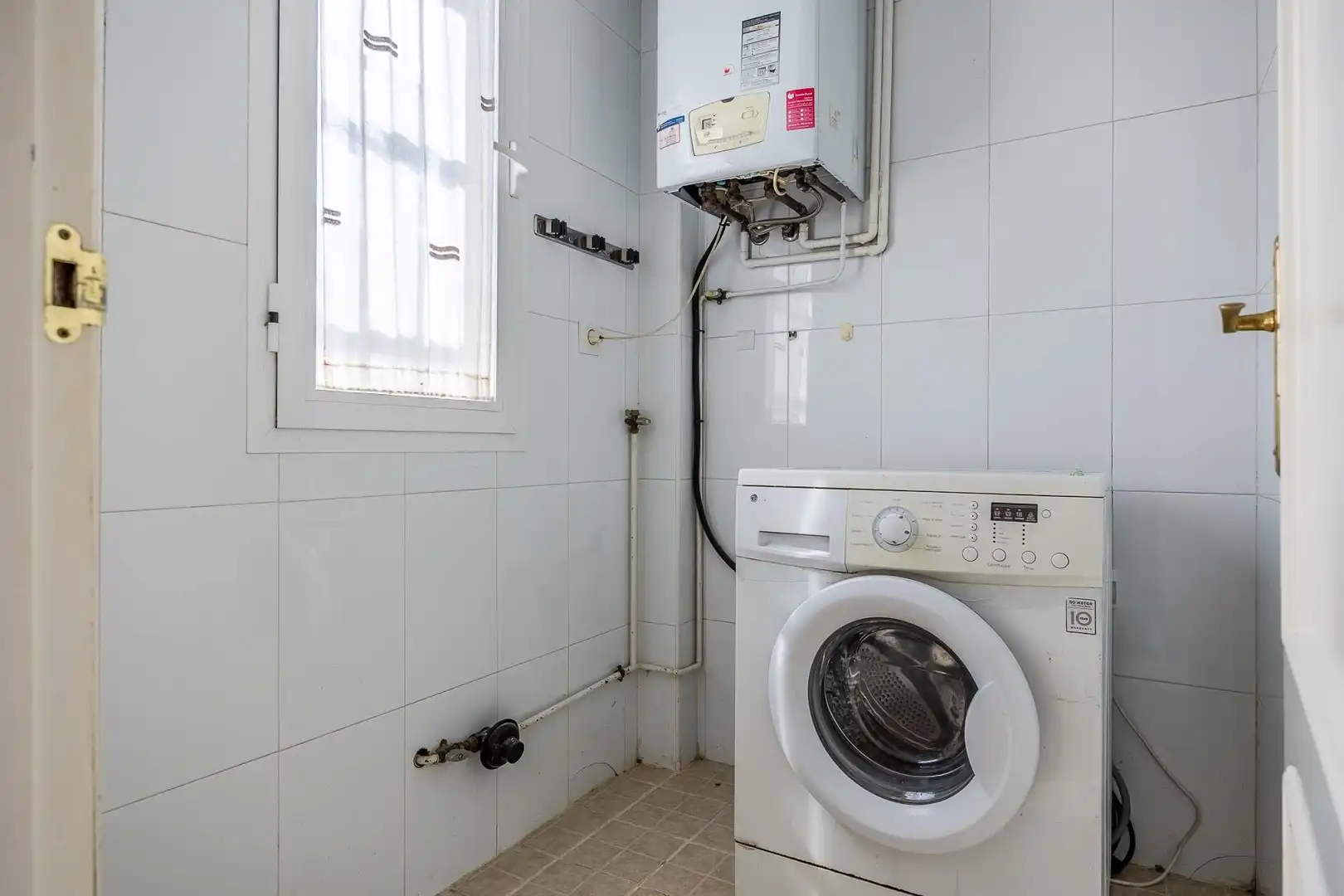 Baño de Casa adosada de alquiler en Espartinas con Aire acondicionado, Calefacción y Jardín privado