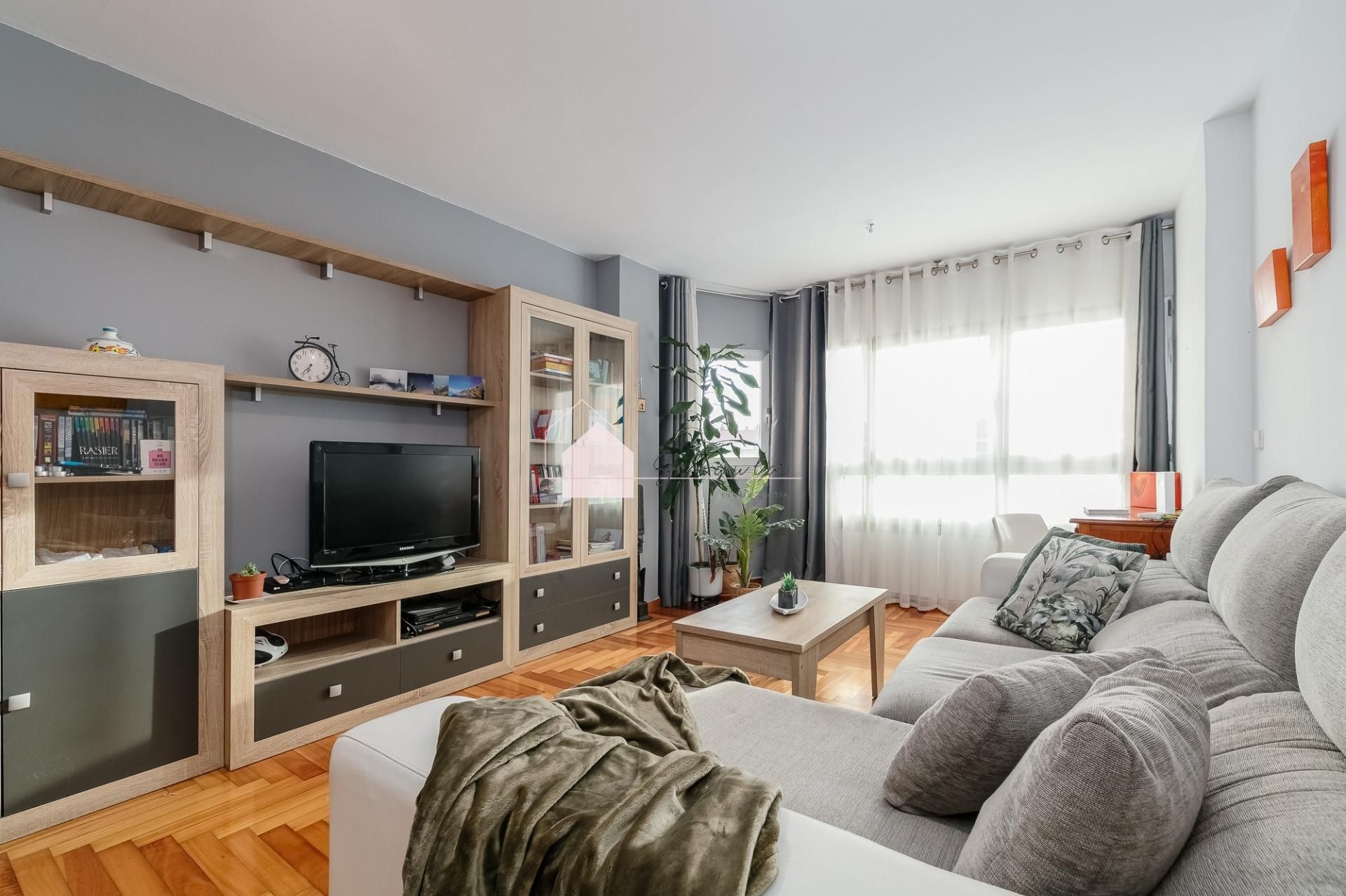 Sala d'estar de Pis en venda en Vigo  amb Jardí privat i Traster