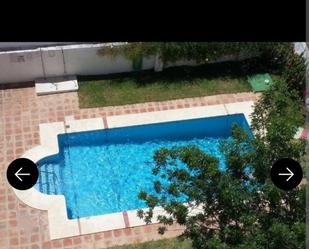 Piscina de Apartament de lloguer en Fuengirola amb Aire condicionat i Balcó