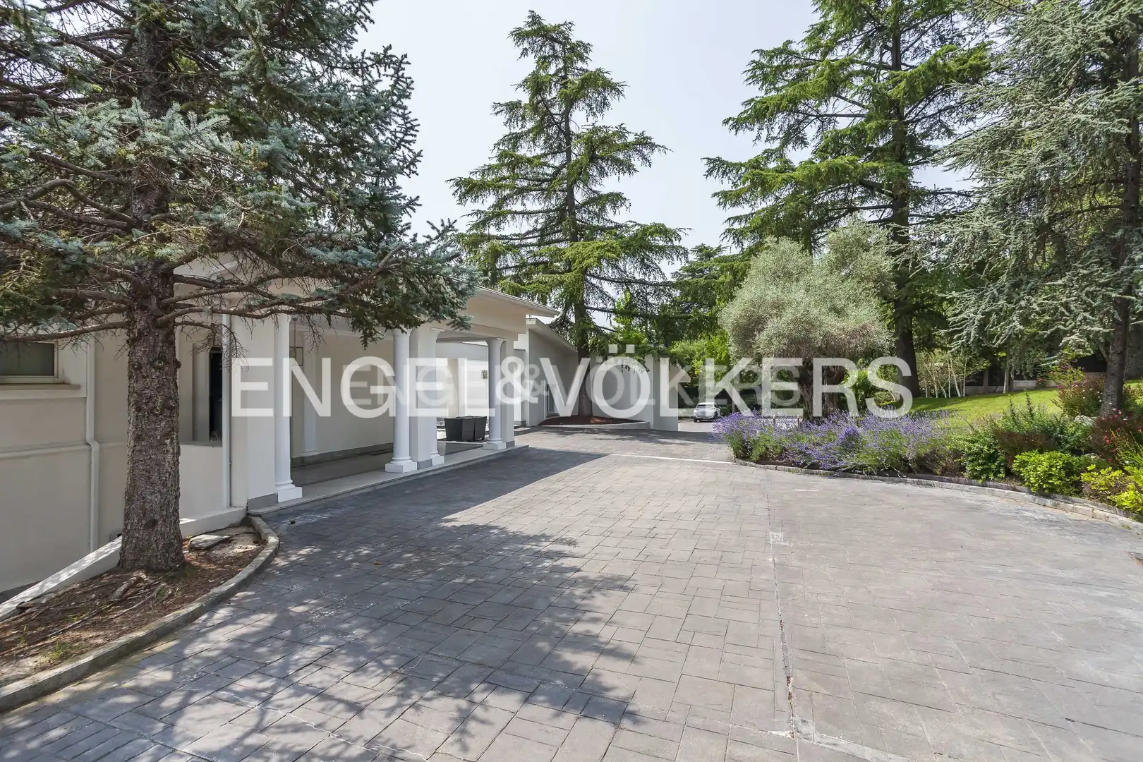 Vista exterior de Casa o xalet de lloguer en La Moraleja amb Aire condicionat, Calefacció i Jardí privat